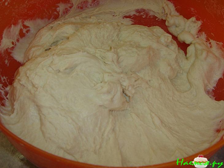 Хлеб с соусом из кориандра и соусом из вяленых помидор