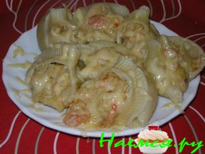 Ракушки фаршированные креветками в сливочном соусе