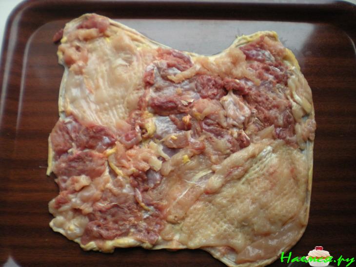 Рулет куриный с грибами и болгарским перцем в меду