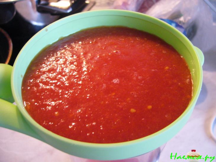 Томатный суп-пюре с креветками и авокадо