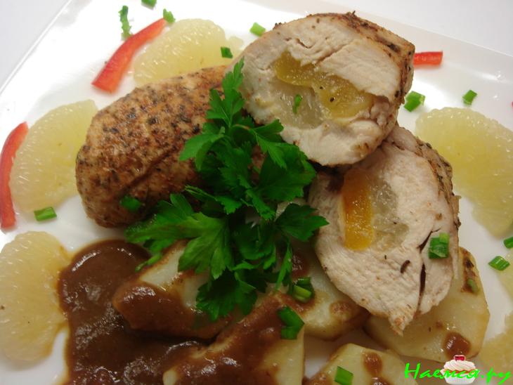 Куриная грудка, фаршированная свити и курагой, приготовленная на пару