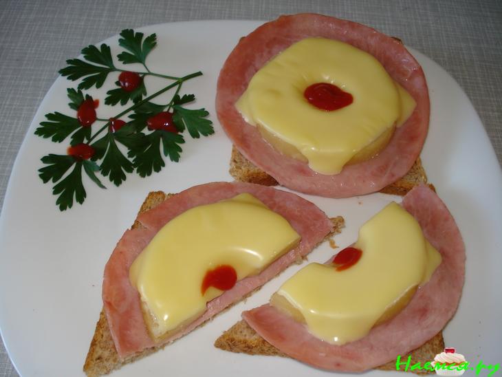 Бутерброд с ветчиной, ананасом и плавленным сыром Бутерброд с ветчиной, ананасом и плавленным сыром