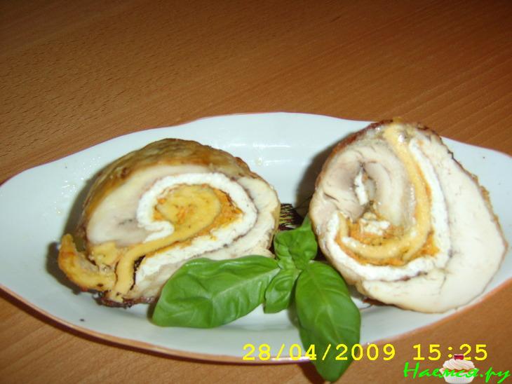 Куриный рулет с яйцом и чесноком