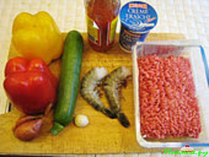 Башенки с фаршем, овощами и креветками