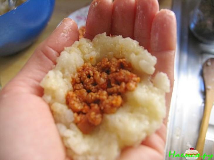 Рисовые крокеты с начинкой из фарша и моцареллы