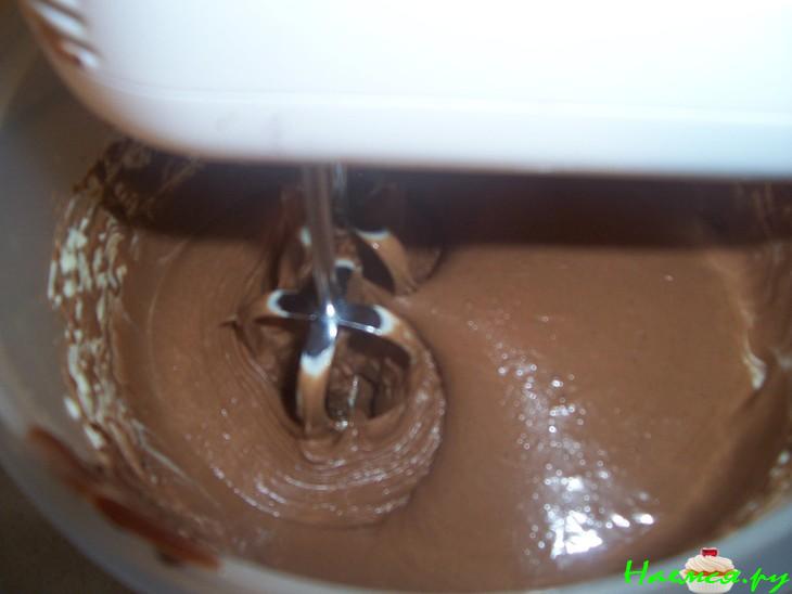 Шоколадный торт с кремом