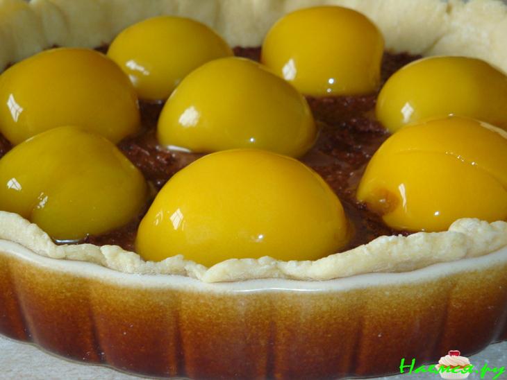 Шоколадный пирог с персиками