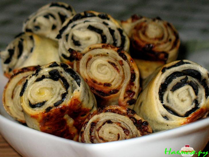 Мини-рулетики с начинками из жареного лука и чёрных оливок Мини-рулетики с начинками из жареного лука и чёрных оливок