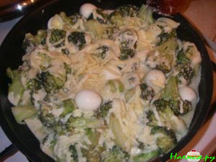 Кальцоне с брокколи и перепелиными яйцами