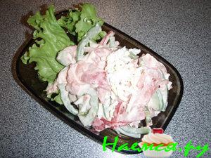 Салат из помидор с перцем и яйцом