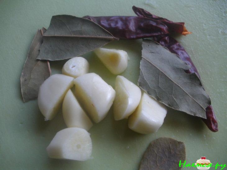 Маленькие луковички, в вине, чесноке и с пряностями Маленькие луковички, в вине, чесноке и с пряностями