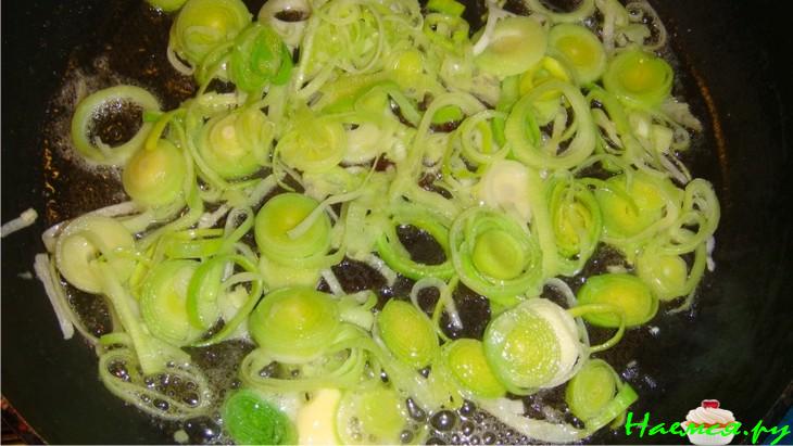 Куриные крылышки фаршированные шампиньонами с луком пореем