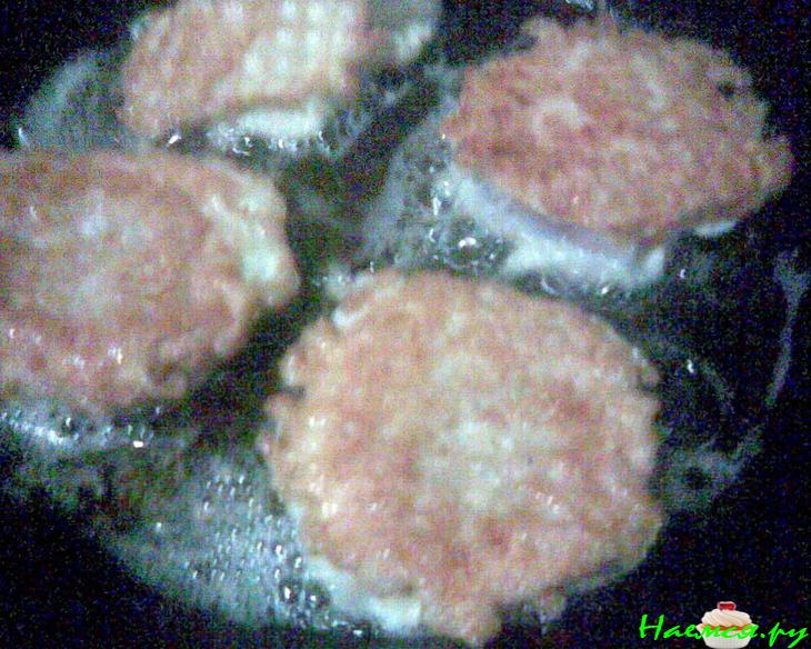 Жареная рыба в круглых вафельках Жареная рыба в круглых вафельках