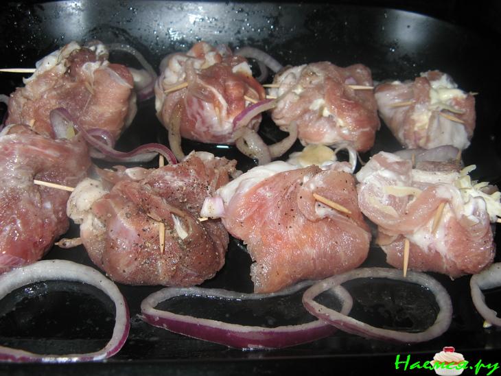 Мясные мешочки с начинкой и кедровыми орешками