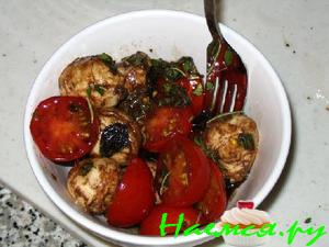 Салат из помидоров с моцареллой и базиликом