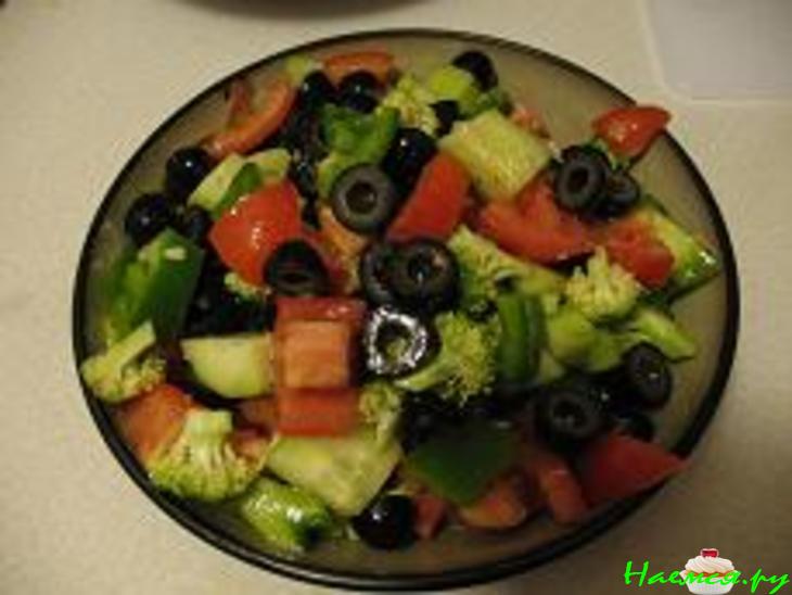 Салат из свежих овощей с маслинами