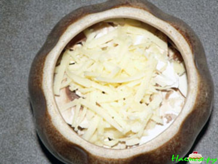Мясо с шампиньонами в горшочках