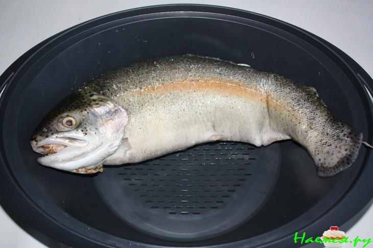 Форель фаршированная грибами и орехами с луком