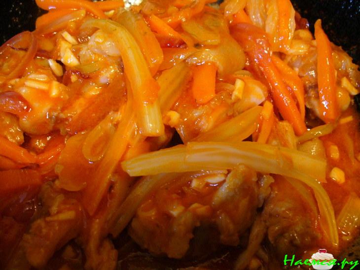 Свиные "лапки" с овощами