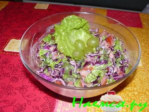 Салат из краснокочанной капусты с белым виноградом