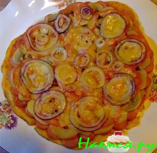 Пицца с луком и сыром