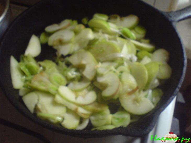 Яблочно-луковый киш с ветчиной