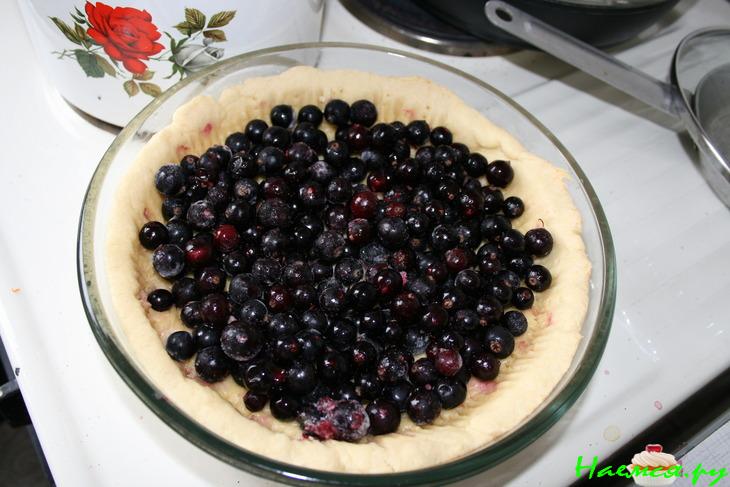 Пирог со свежей черной смородиной