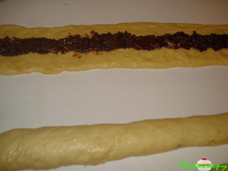 Сдобная хала со сливово-ореховой начинкой