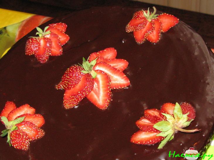 Торт с клубникой, вкусный и влажный