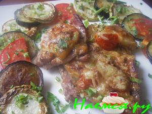 Свинина, запеченная с ананасами и помидорами черри