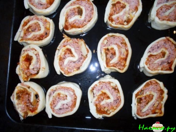 Пицца из слоеного бездрожжевого теста на скорую руку