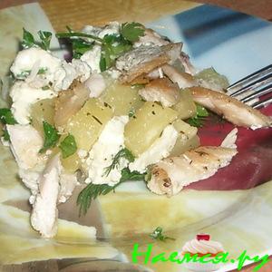 Салат из курицы с ананасом и фетой