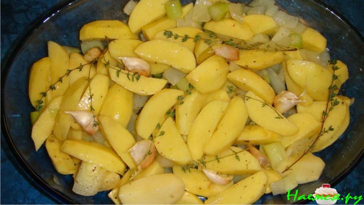 Форель, запеченная с чесночным картофелем и фенхелем