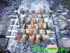 Шашлык мясной с баклажанами и черносливом