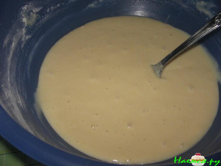 Бисквитный рулет со сгущенкой с вишневой начинкой