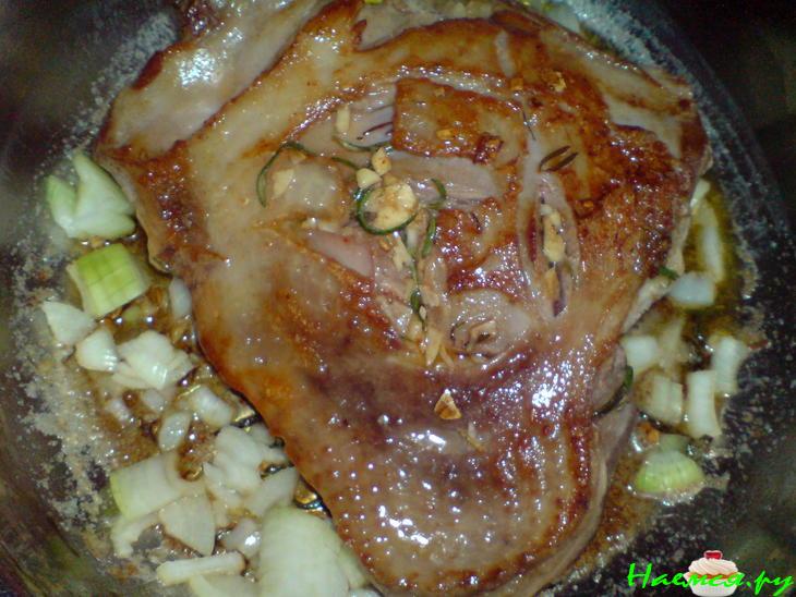 Голень индейки, тушенная в вине с розмарином