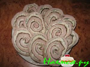 Рулет из свинины с яйцом, укропом и сыром