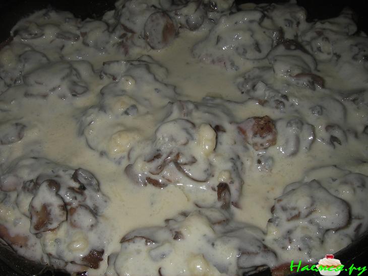 Свинина с шампиньонами и соусом из голубого сыра