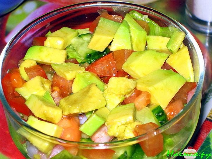 Салат с авокадо и креветками