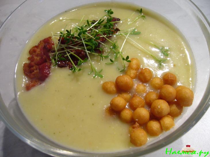 Сельдерейно-яблочный суп-пюре с беконом и кресс-салатом