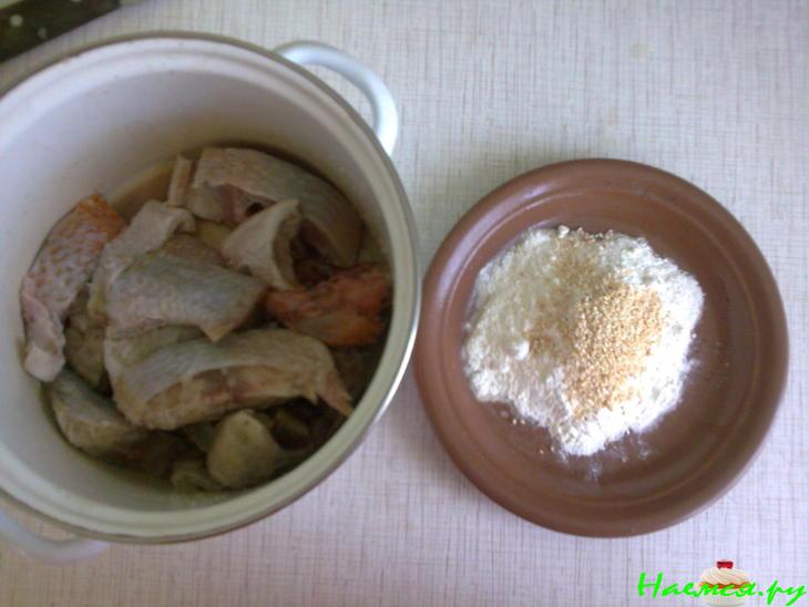 Тилапия жареная с кунжутом и овощами