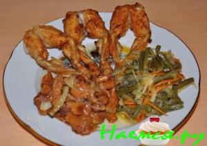 Лягушачьи лапки с папоротником и лисичками