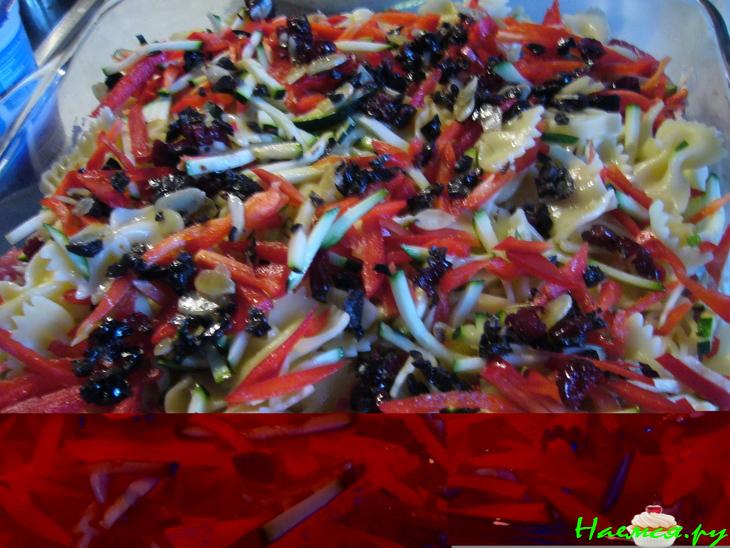 Мясо, запеченное под макронно-овощным гарниром, быстро и без особых хлопот