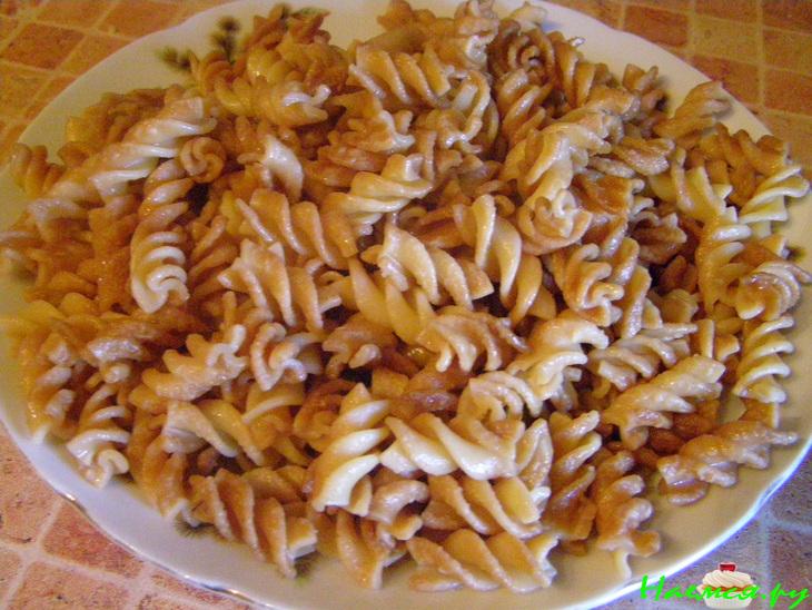 Жареные макароны с соусом из мацони