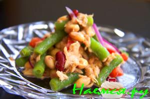 Салат с консервированными фасолью и тунцом