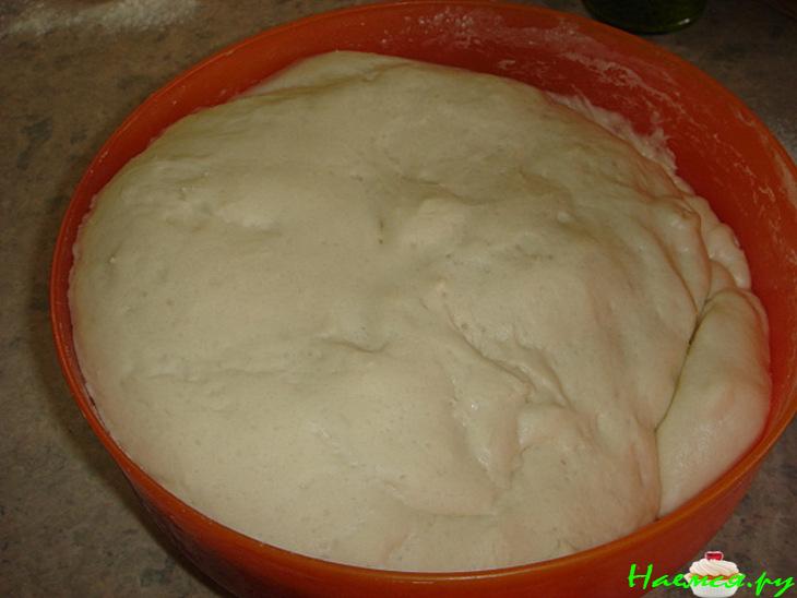 Хлеб с соусом из кориандра и соусом из вяленых помидор