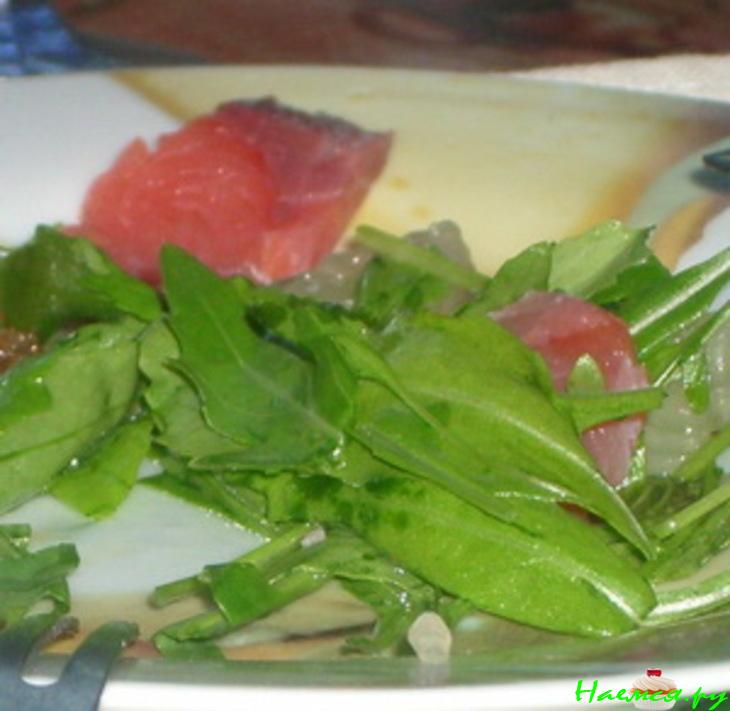 Салат из рукколы с красной рыбой