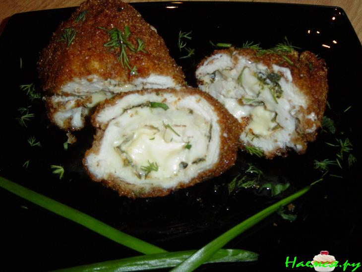 Рулетики из куриной грудки с плавленым сыром и зеленью