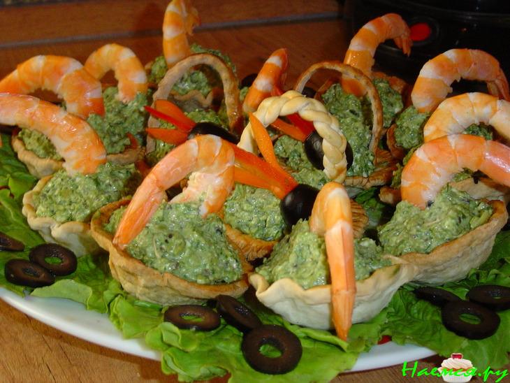 Слоеные корзиночки с креветками и шпинатом