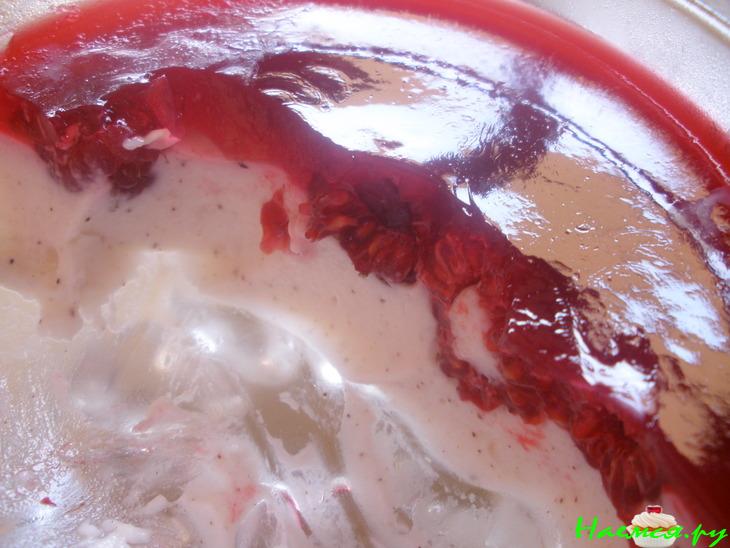 Летний кремовый легкий десерт из йогурта и ягодного желе